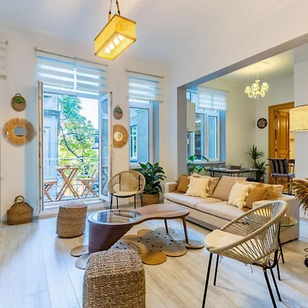 Galata Gem: With Balcony Access شقة